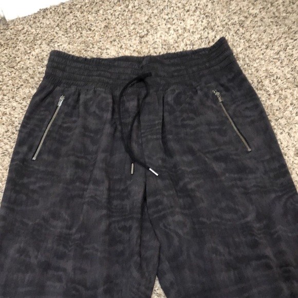 Athleta Camden Printed Jogger Track Pants Size 6 Dark Gray Black - Picture 3 of 10
